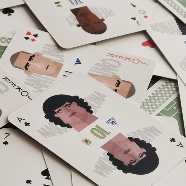 Iubim fotbalul asa ca am creat acest pachet de cărți de joc cu Maradona si alte legende ale sportului.