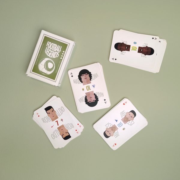 Am creat o selecție de mari legende ale fotbalului precum Pelé, Maradona, Messi, Cristiano Ronaldo, pe care am ales să îi ilustrăm pe aceste cărți de joc fotbal.