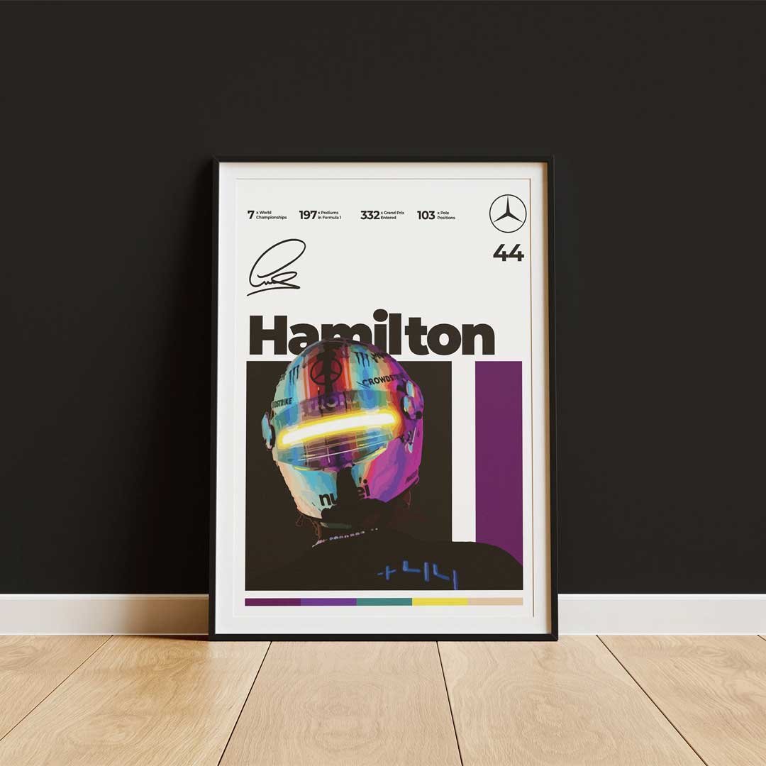 Poster cu casca lui Lewis Hamilton din Formula 1 ce ilustrează spectaculosul design dezvăluit pentru Marele Premiu al Japoniei din 2023.