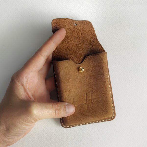 Husă pachet de cărți din piele maro, cusută manual.