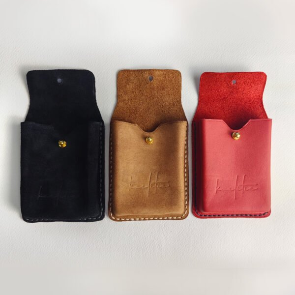 Huse pachet de cărți din piele neagră, maro și roșie, cusute manual.