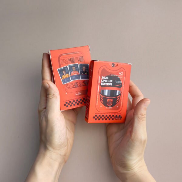 Pachetul de cărți de joc F1 2025 Tromf și trivia, cutie premium laminată roșie, prezentată în mână.