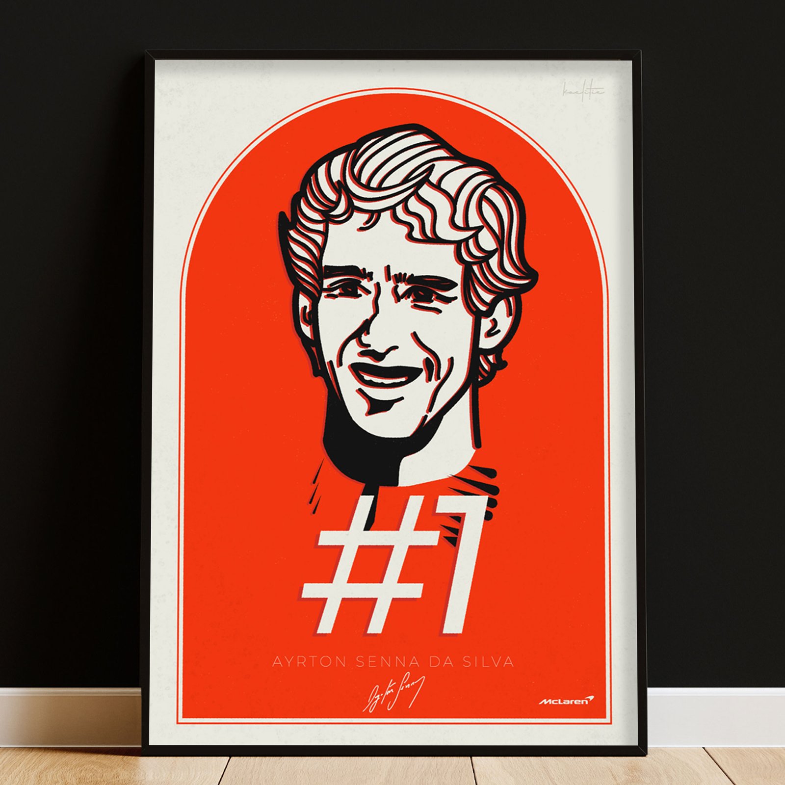 Acest poster Ayrton Senna este pregătit spre a fi expus pe peretele oricărui fan F1, indiferent de culoarea echipei cu care ține în cursele actuale.