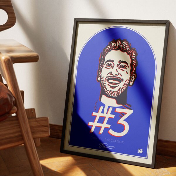 Poster înrămat Daniel Ricciardo, ilustrație F1 cu portretul pilotului australian, numărul de cursă #3 și sigla AlphaTauri, ideal ca decor pentru pasionații de Formula 1.