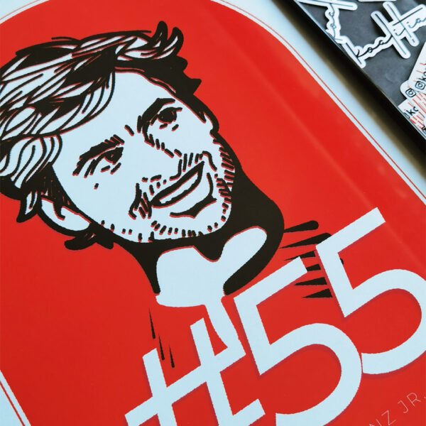 Detaliu din portretul desenat de mana al lui Carlos Sainz, cu emblema Ferrari și semnătura pilotului spaniol, din seria de postere F1 Koalitia.