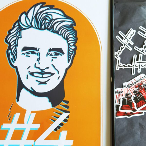 Portretul pilotului F1 Lando Norris, înrămat și cu stickere Koalitia lângă.