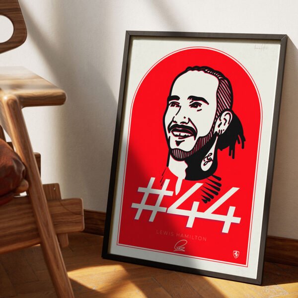 Tablou inramat cu poster Lewis Hamilton rosu Ferrari, cu logo-ul Scuderia Ferrari, #44, si semnatura pilotului de F1.