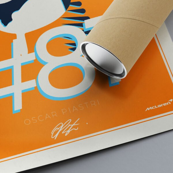 Detaliu cu acest poster Oscar Piastri, cu semnătura pilotului, numărul #81 și logoul McLaren F1.