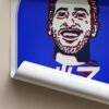 Detaliu din portretul desenat de mână al lui Daniel Ricciardo, cu emblema AlphaTauri și semnătura pilotului australian, din seria de postere F1 Koalitia.