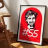 Poster Carlos Sainz ca framed artwork expus pe perete, imprimat pe hârtie premium cu roșul iconic Ferrari și detalii artistice fine.